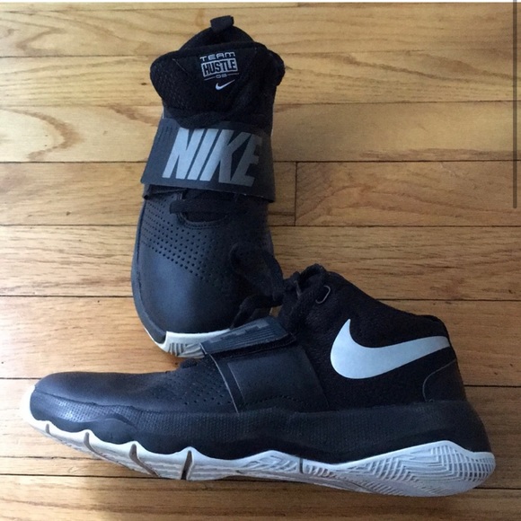 Nike Youth team hustle basketball shoes - Picture 2 of 3